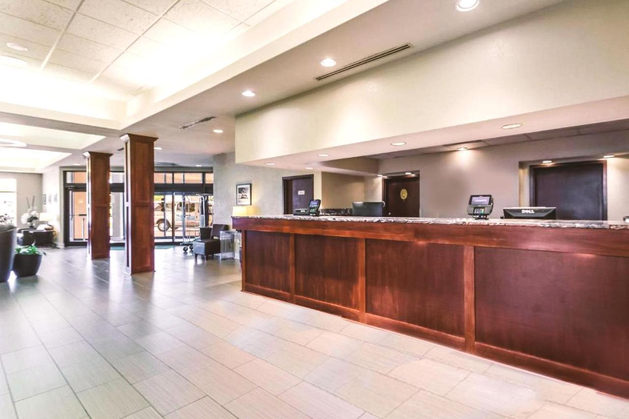 Norwood Inn & Suites Milwaukee Butler Экстерьер фото