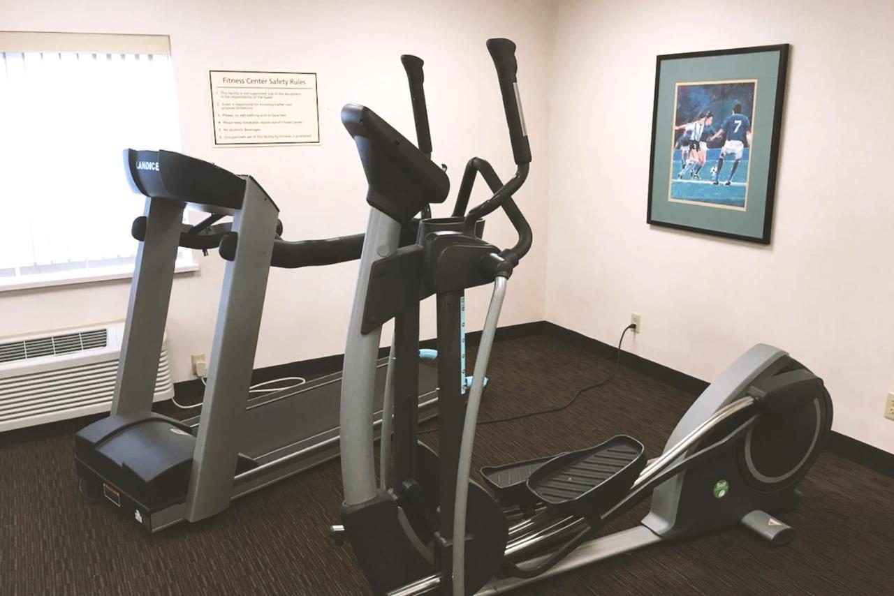 Norwood Inn & Suites Milwaukee Butler Экстерьер фото
