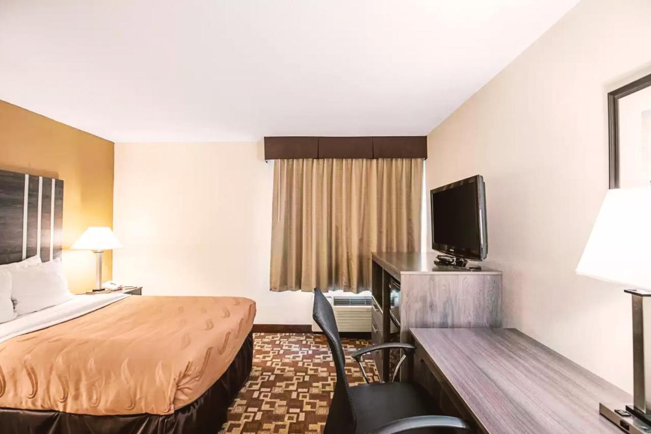 Norwood Inn & Suites Milwaukee Butler Экстерьер фото