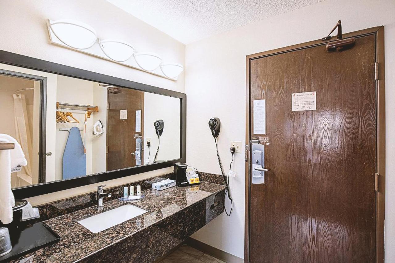 Norwood Inn & Suites Milwaukee Butler Экстерьер фото
