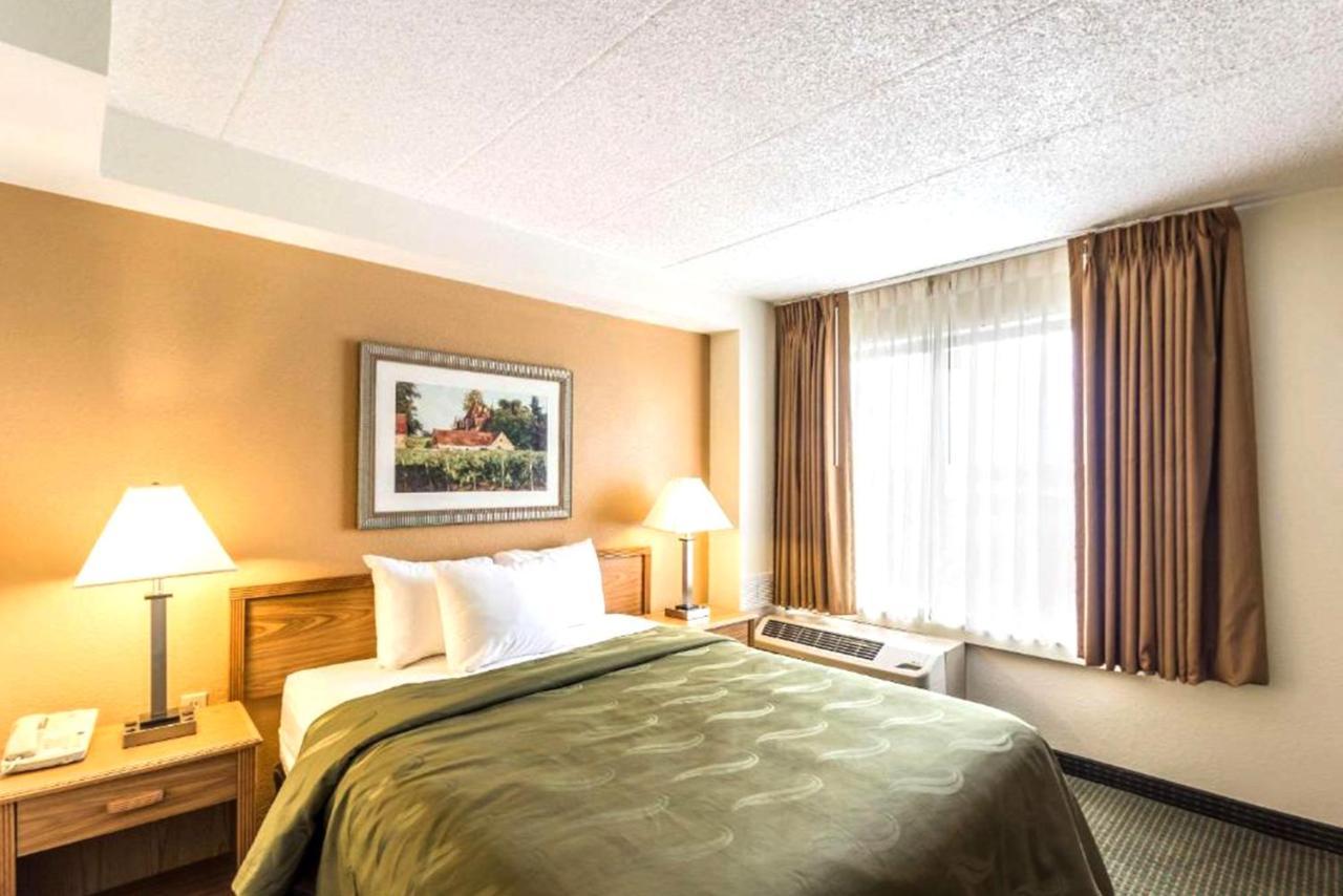 Norwood Inn & Suites Milwaukee Butler Экстерьер фото