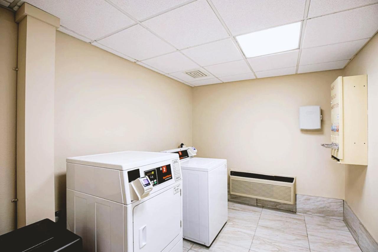 Norwood Inn & Suites Milwaukee Butler Экстерьер фото