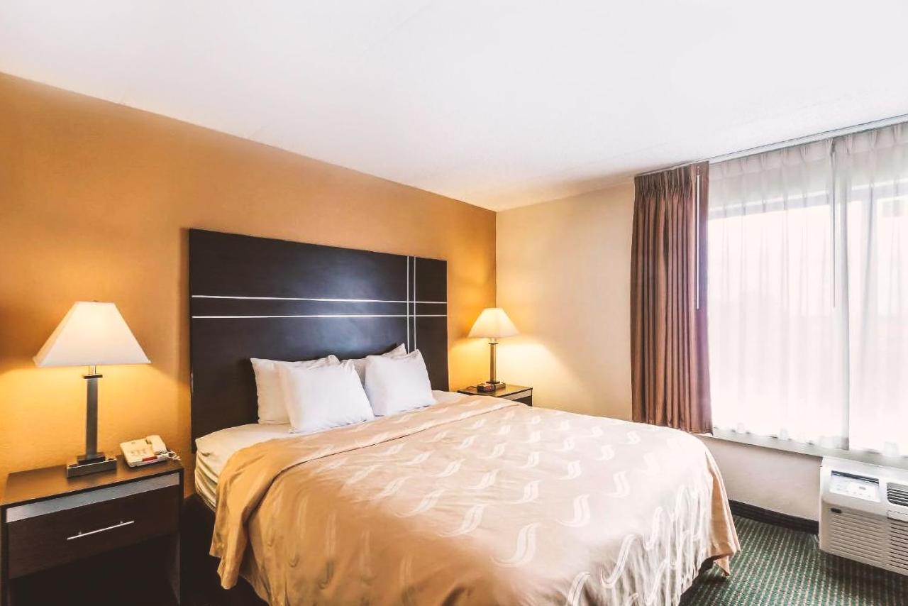 Norwood Inn & Suites Milwaukee Butler Экстерьер фото