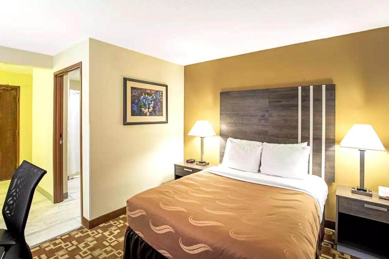 Norwood Inn & Suites Milwaukee Butler Экстерьер фото