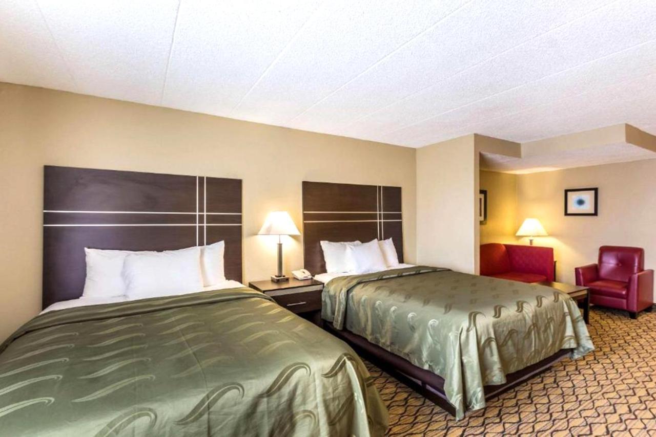 Norwood Inn & Suites Milwaukee Butler Экстерьер фото