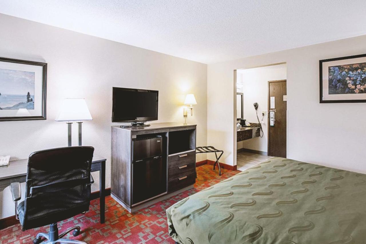 Norwood Inn & Suites Milwaukee Butler Экстерьер фото