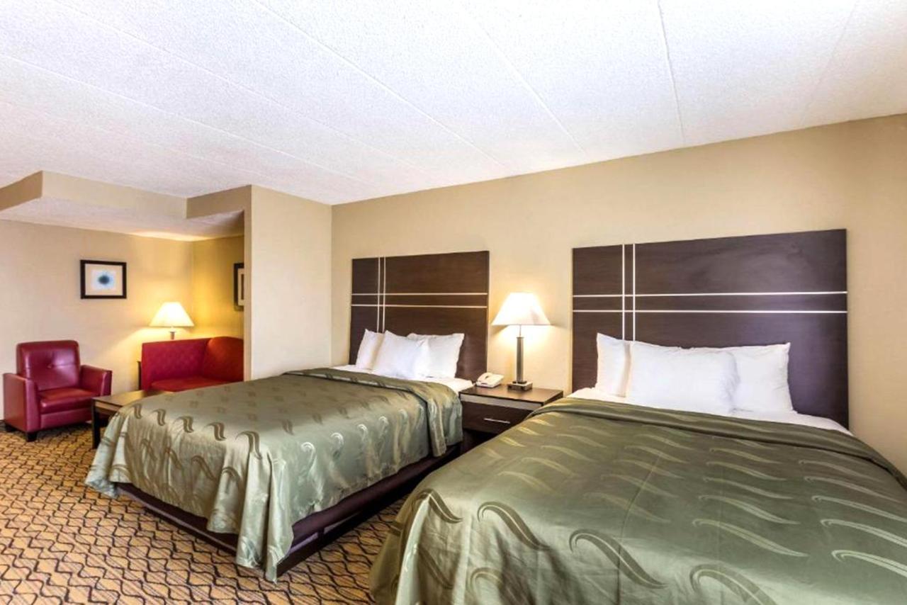 Norwood Inn & Suites Milwaukee Butler Экстерьер фото