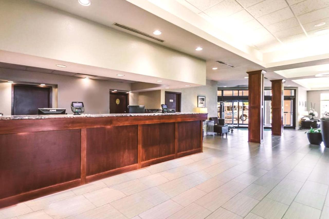Norwood Inn & Suites Milwaukee Butler Экстерьер фото