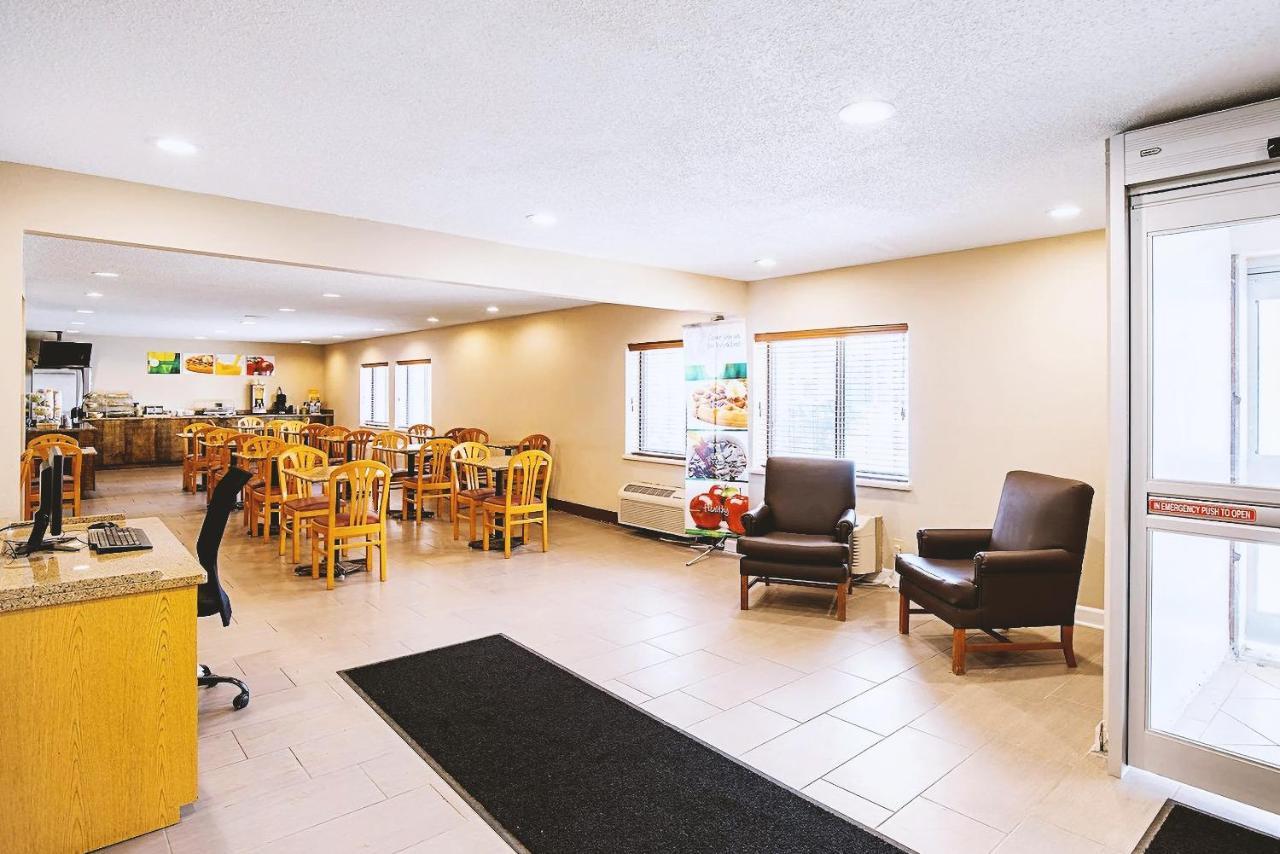 Norwood Inn & Suites Milwaukee Butler Экстерьер фото