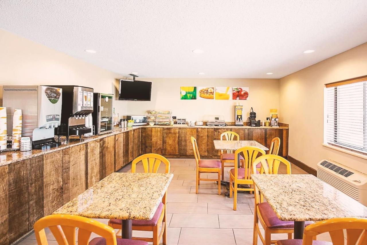 Norwood Inn & Suites Milwaukee Butler Экстерьер фото