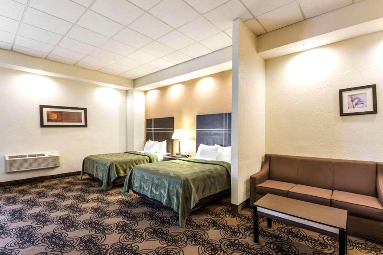 Norwood Inn & Suites Milwaukee Butler Экстерьер фото