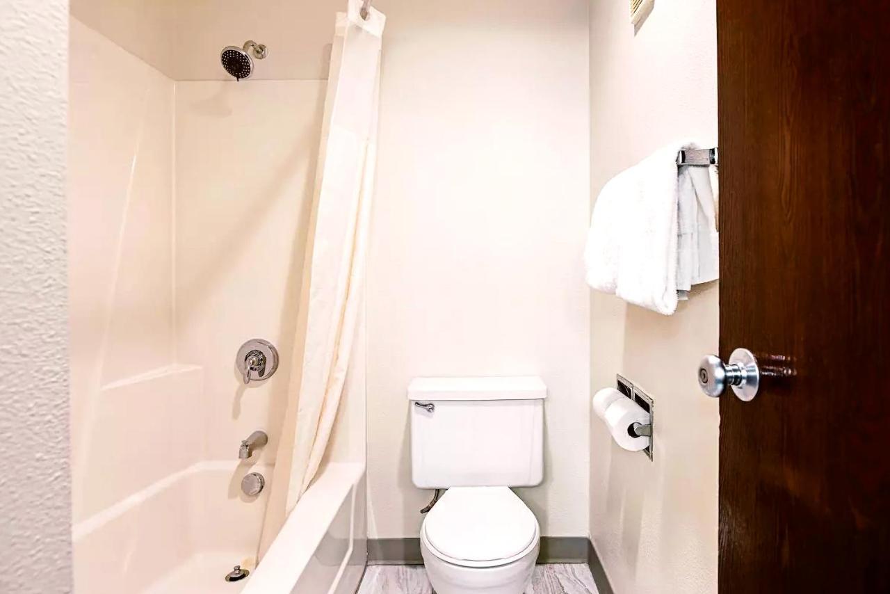 Norwood Inn & Suites Milwaukee Butler Экстерьер фото