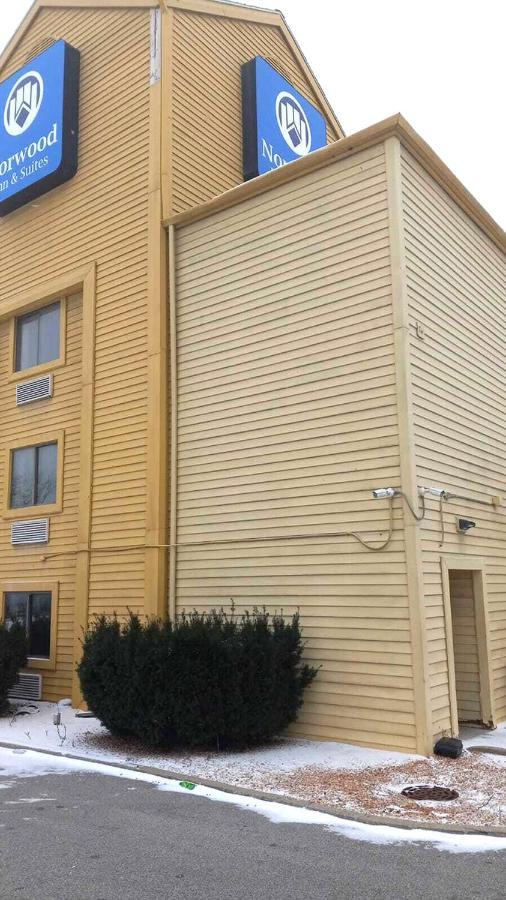 Norwood Inn & Suites Milwaukee Butler Экстерьер фото